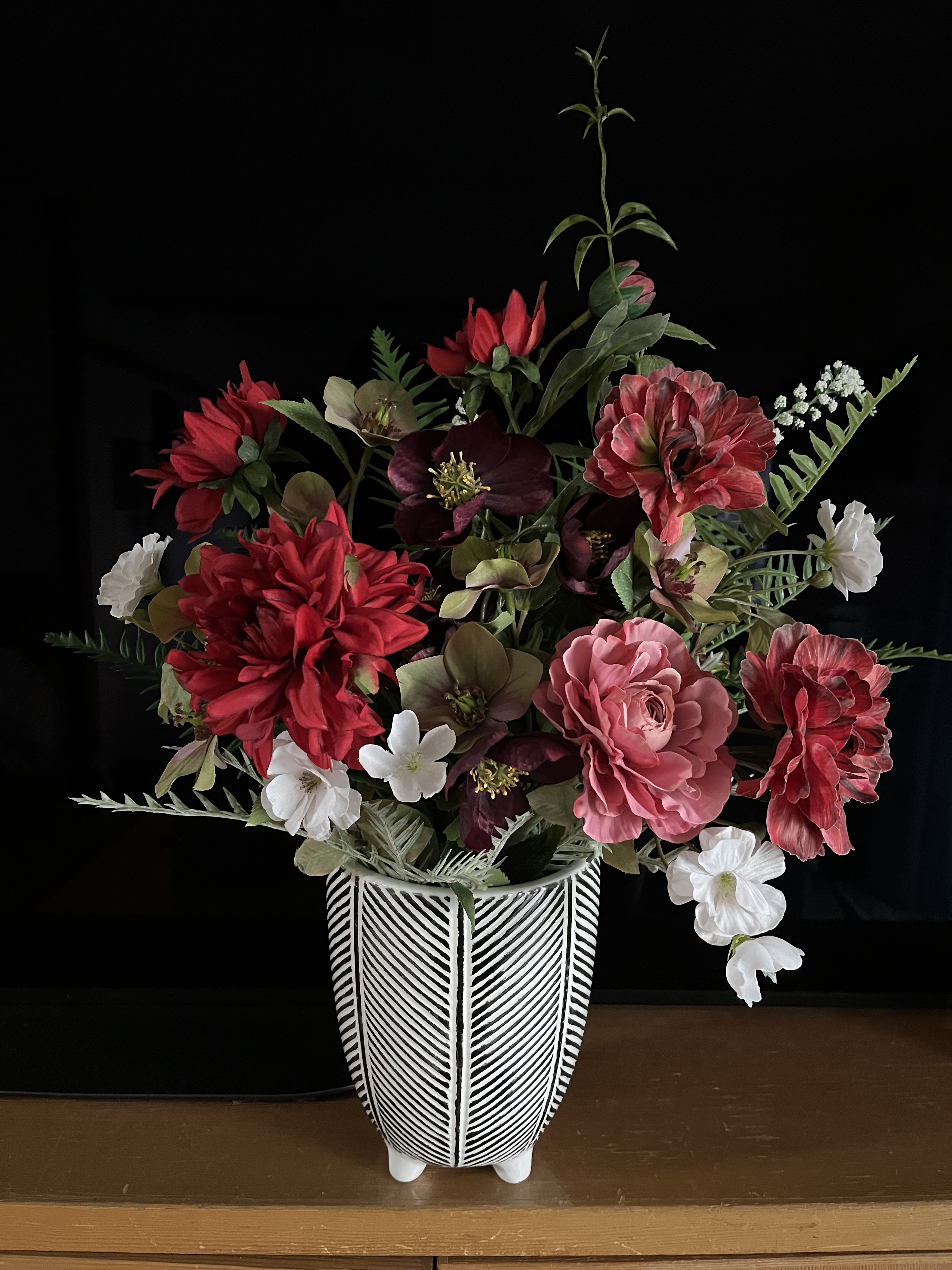 クリスマスローズとダリアのインテリアフラワー(花器付) - 画像 (6)