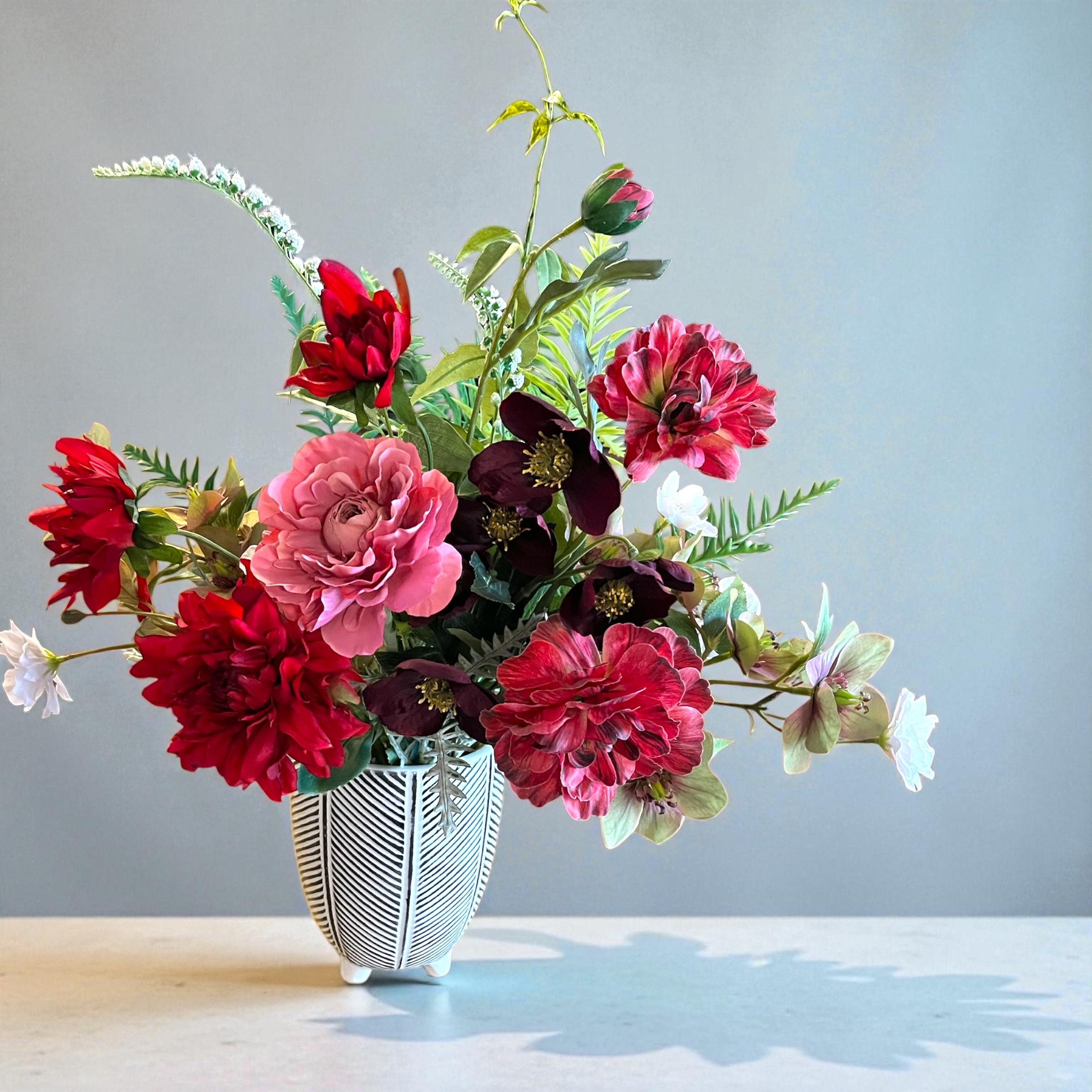 クリスマスローズとダリアのインテリアフラワー(花器付) - 画像 (2)