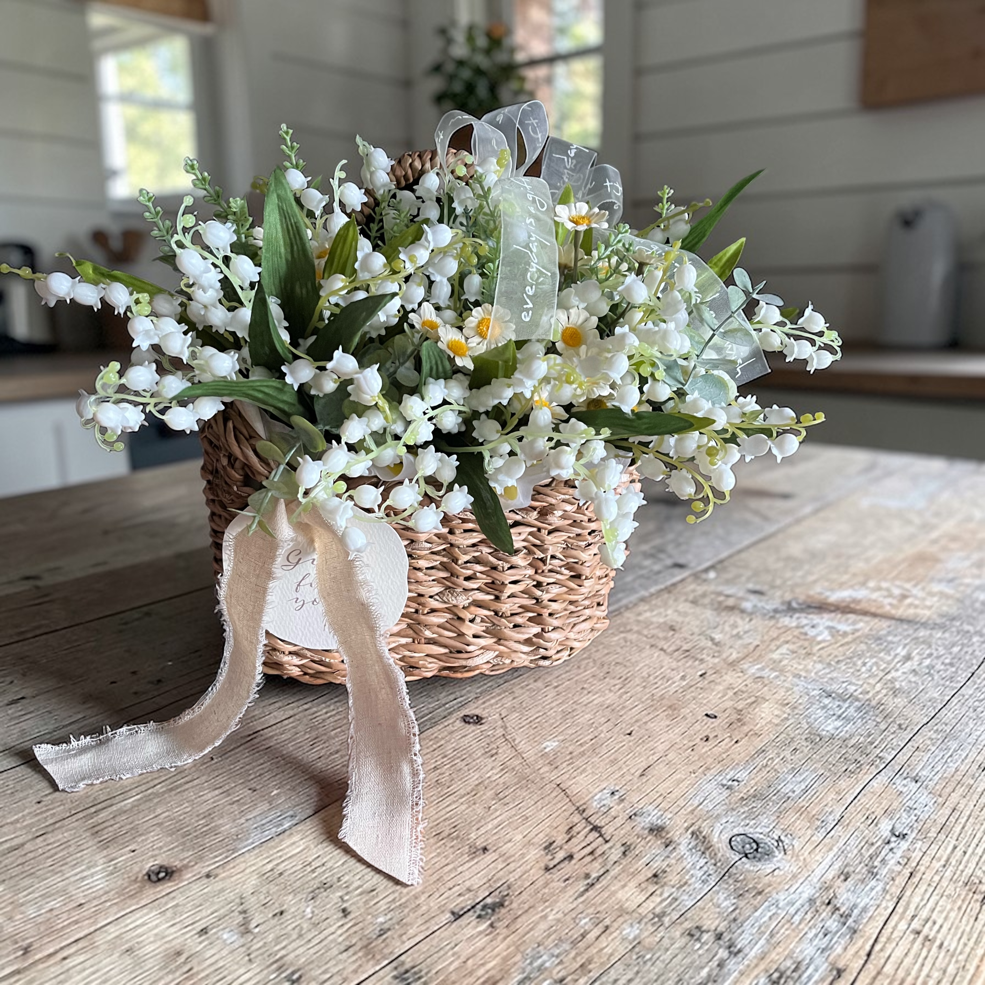 幸せ運ぶスズランバスケット